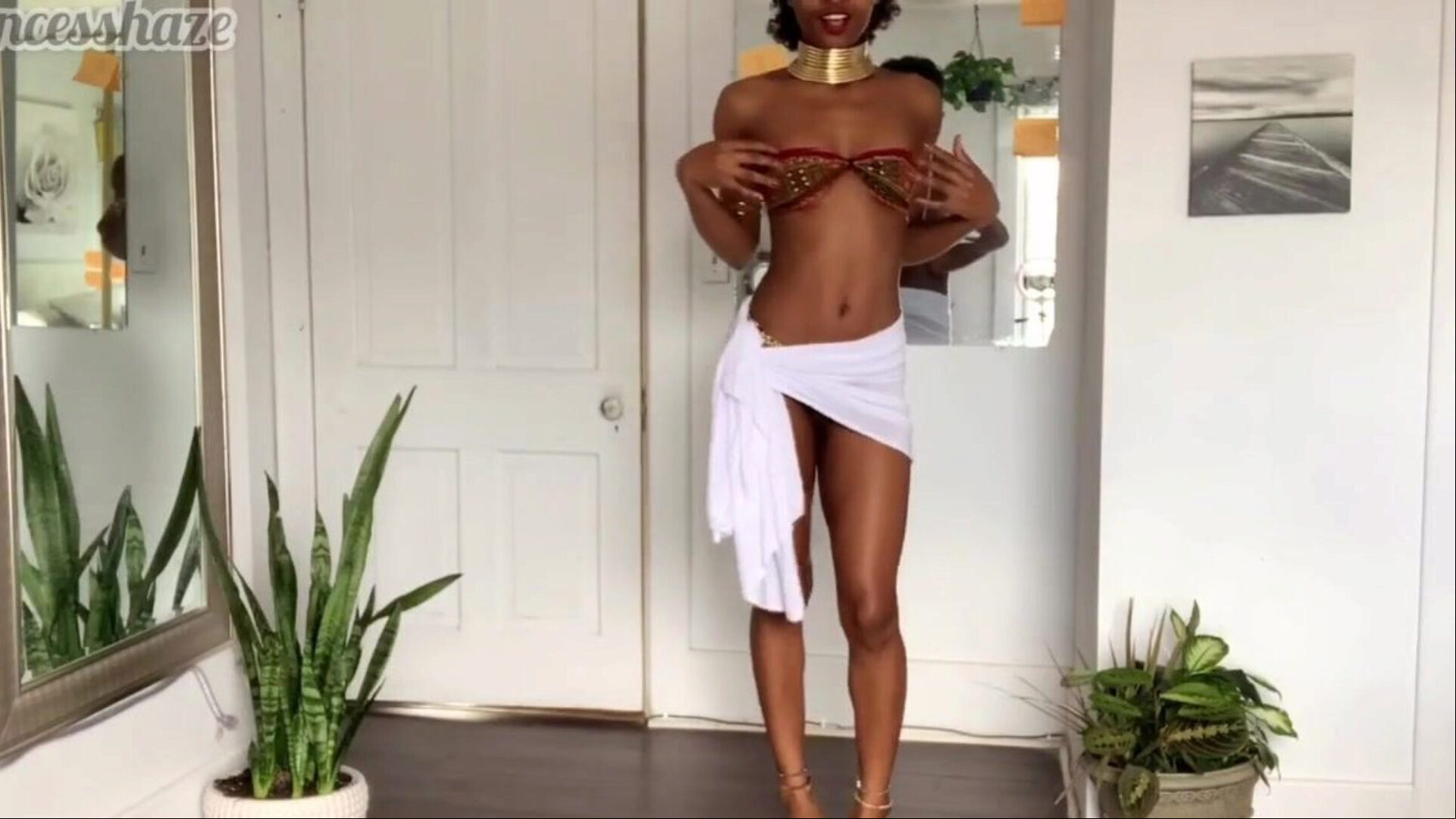 独奏女性手淫-感性脱衣舞以激烈的性高潮结束