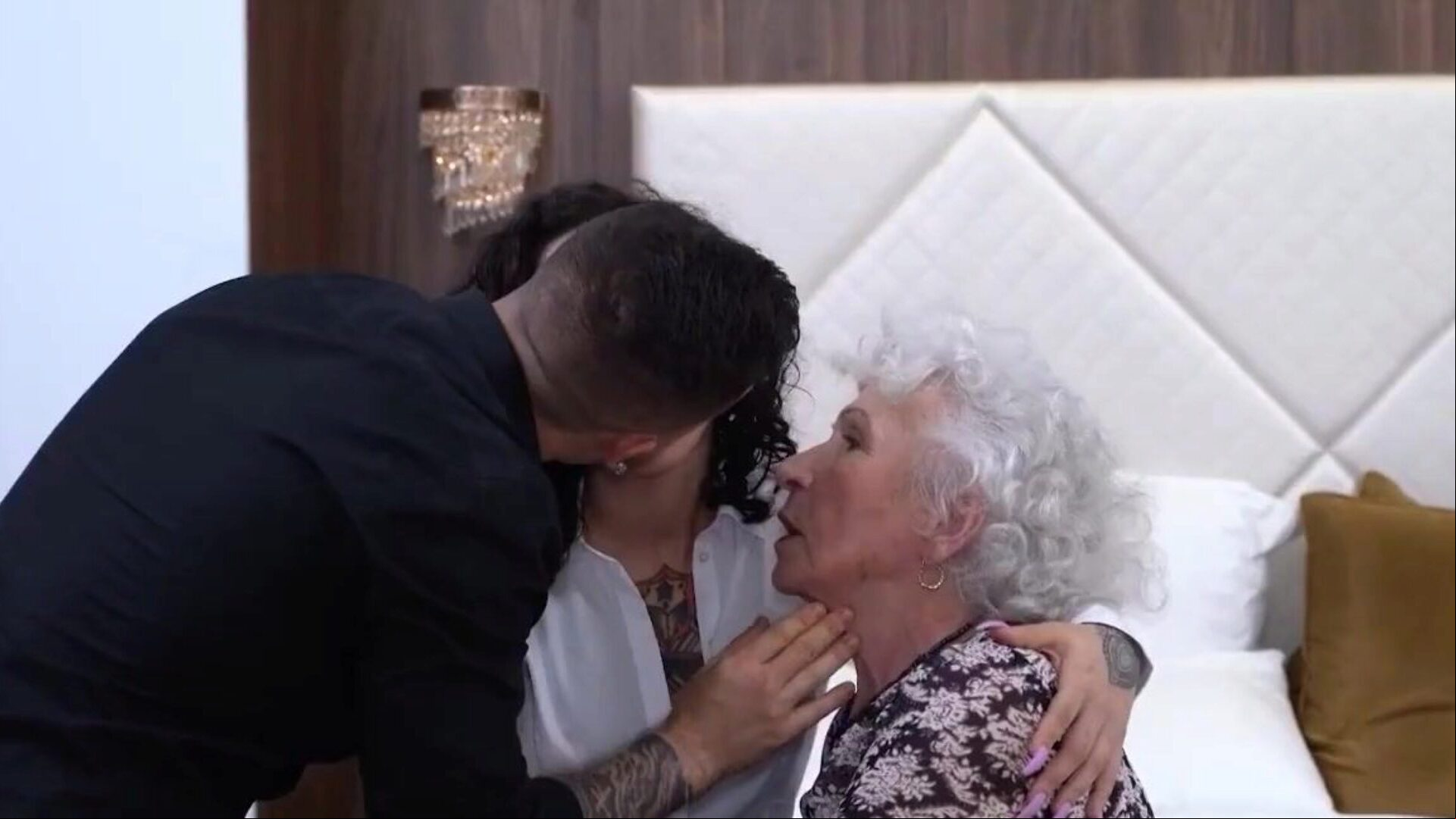 en glad karusell i livet för en 86 år gammal mormors barnbarnsdotter fängslar med sin 86 år gamla mormor och delar gärna sin vackra med henne