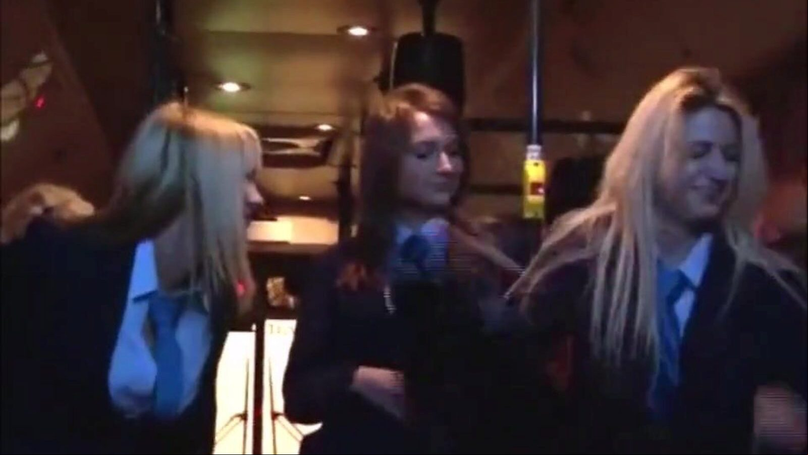 teen beauty polina zaitseva seduce un uomo sull'autobus